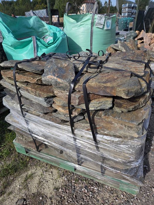 Kamień nieformowany na ścieżki. Szarogłaz