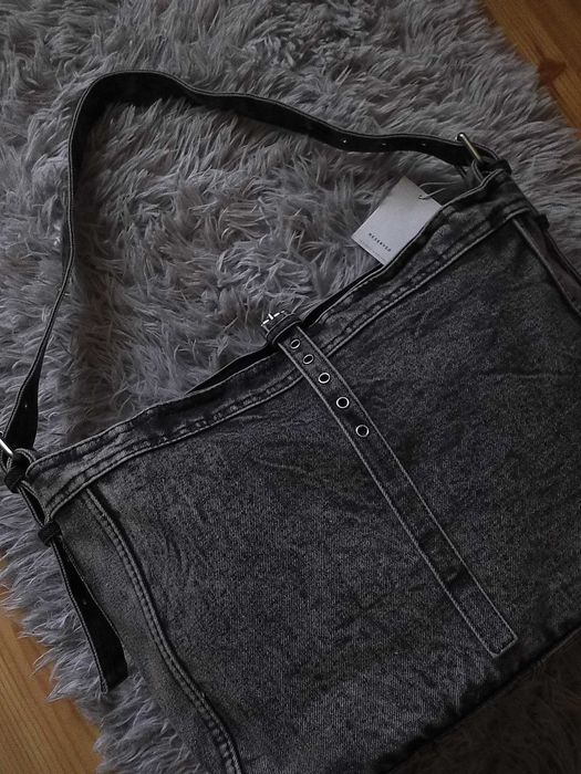 Nowa torebka hobo z efektem sprania z kosmetyczką w środku Reserved