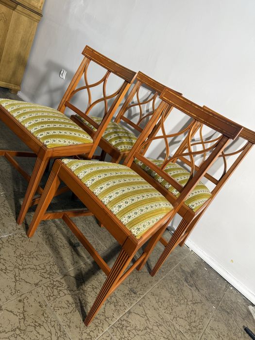 Komplet czterech krzeseł stan idealny .