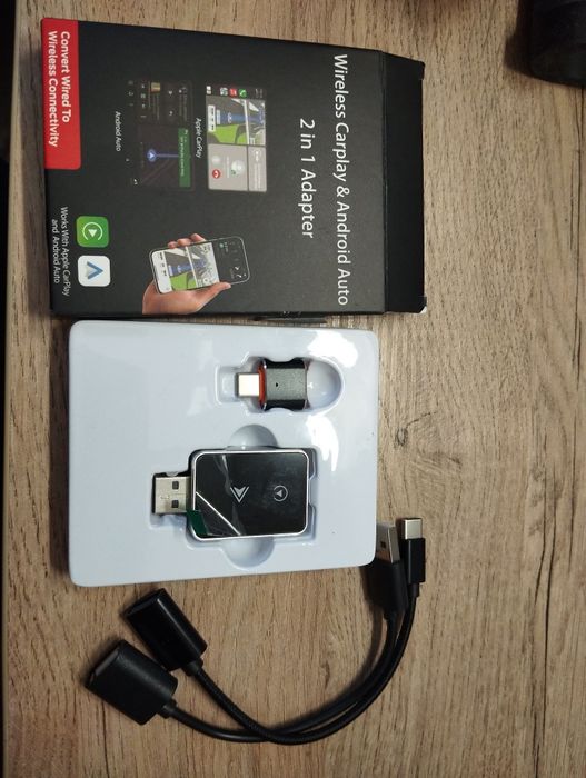 беспроводной адаптер CarPlay и Android Auto 2-в-1. 
Преобразует за