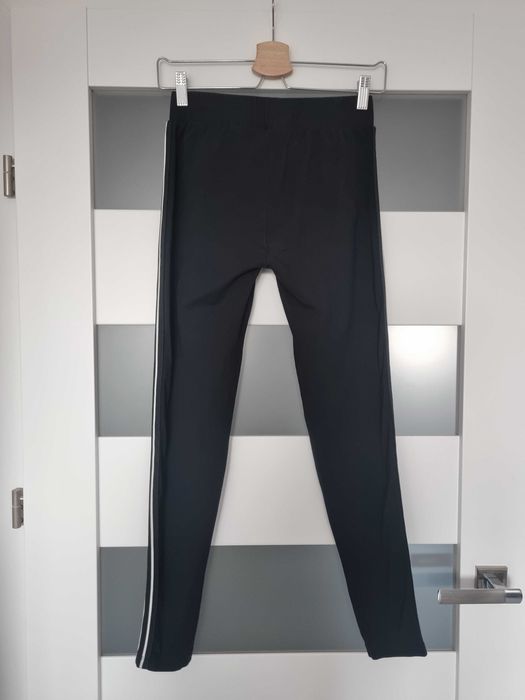 Czarne legginsy z lampasami