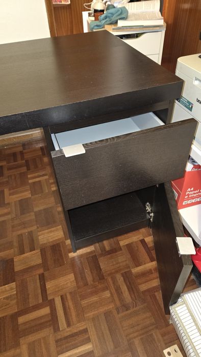 Secretária IKEA modelo JONAS (2011)