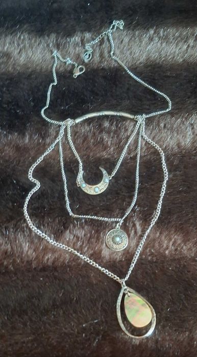 Colar Stradivarius com lua e gota