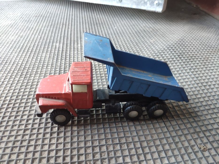 Іграшкова машинка КРАЗ