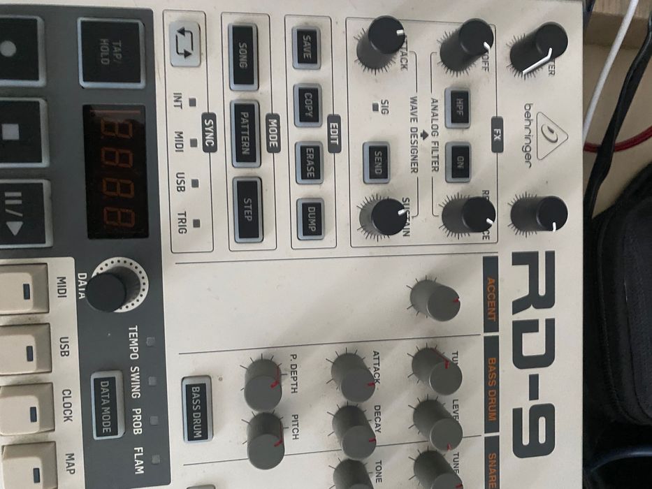 Drumbox Behringer RD-9