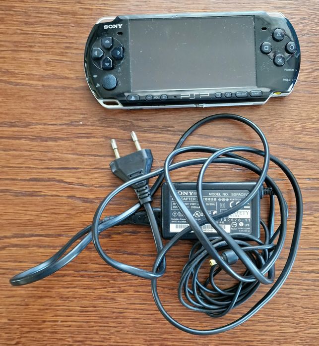 PSP 3004 + ładowarka, etui