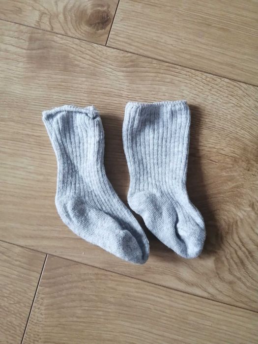 83. Szare skarpetki dla niemowlaka! H&M r. 56/62