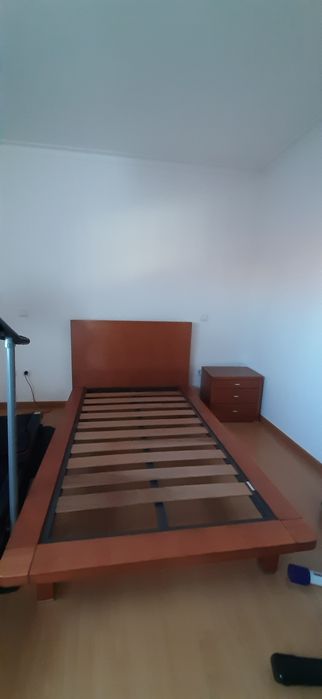 Mobília de quarto em madeira de qualidade – cama + estrado + mesa de cabeceira + colchão