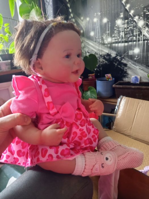 Śliczna lalka, jak żywa dziewczynka