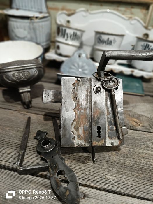 Zabytkowy zamek skrzynkowy.