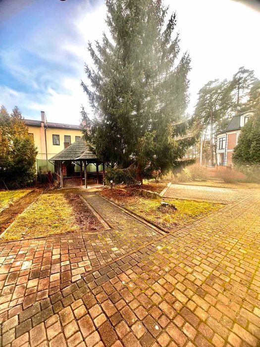 Продаж будинку з великою земельною ділянкою в Брюховичах,