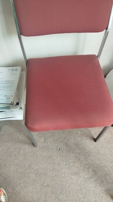 Várias Cadeiras estofadas estrutura em metal