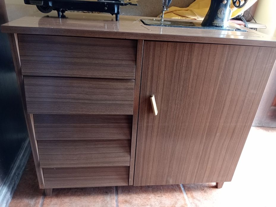 Máquinas de costura com movel