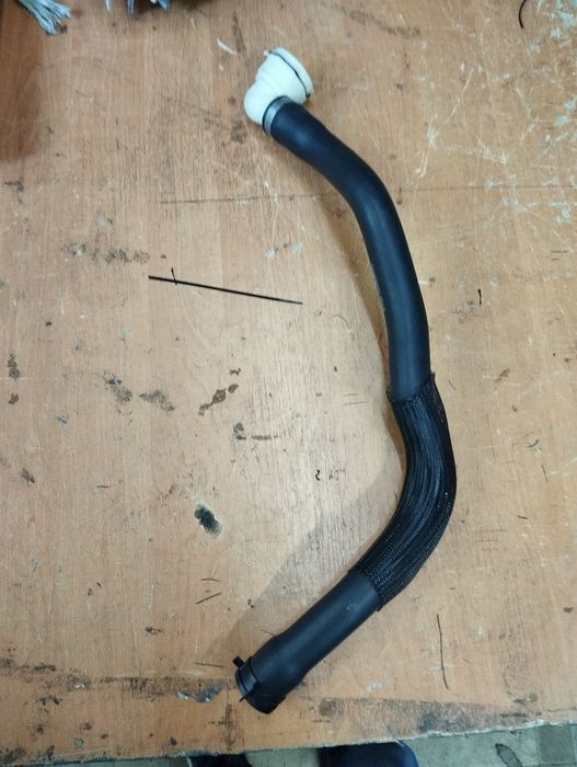 Патрубок радіатора escape 2.5