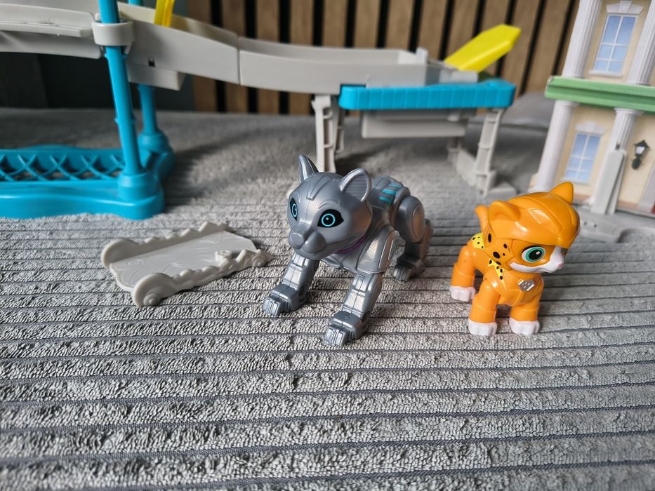 Baza kotki kocia załoga cat pack wieża obserwacyjna