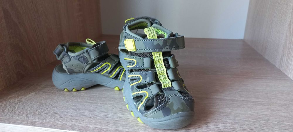 Босоніжки, сандалі