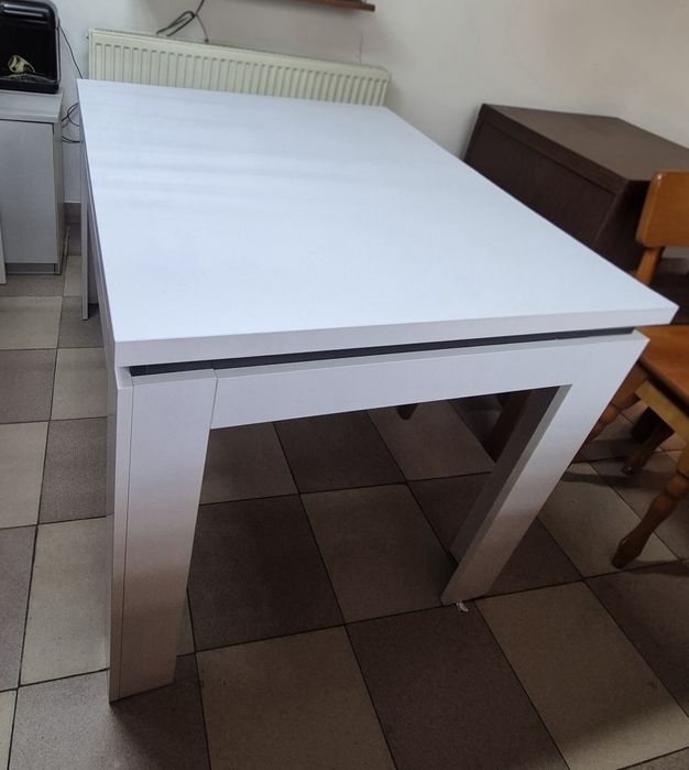 Biały stół rozkładany
