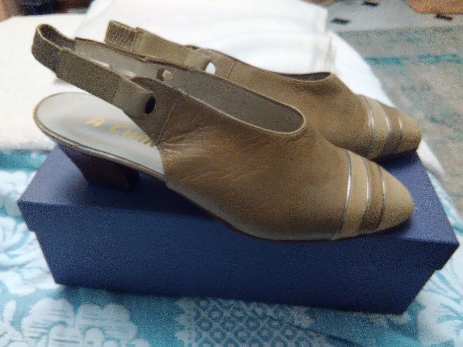 sapatos clássicos muito confortáveis em pele genuína