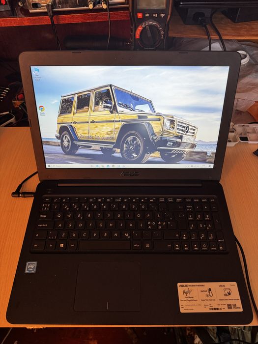 Asus E502S  (також відомий як EeeBook E502SA)