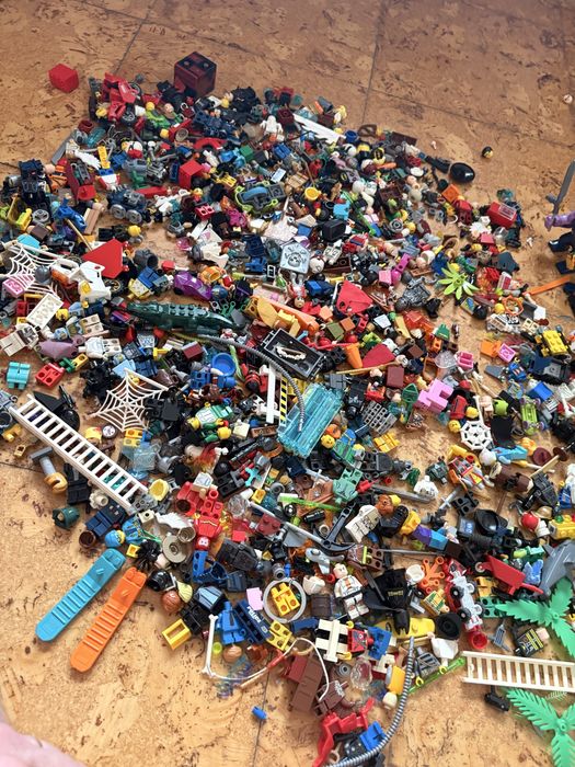 Mega Lote LEGO: Dezenas de Minifiguras (Marvel, DC, Star Wars) + Peças Bulk e Technic