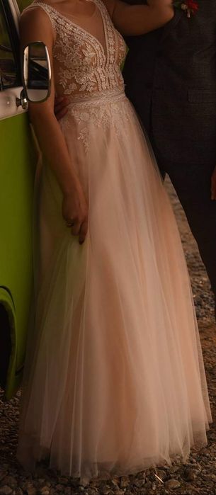 Suknia ślubna w odcieniu brzoskwiniowym