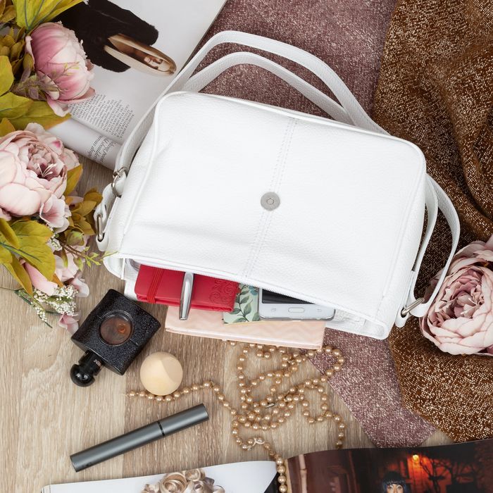 VERA PELLE torebka skórzana listonoszka z klapą i paskiem V556 biała