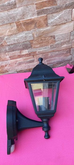 Candeeiro de parede exterior ascendente com sensor em cor preta
