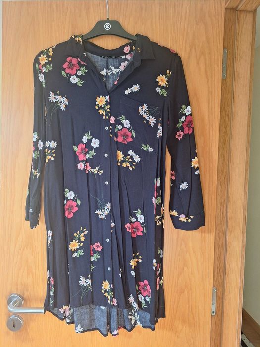 Vestido floral manga três quartos
