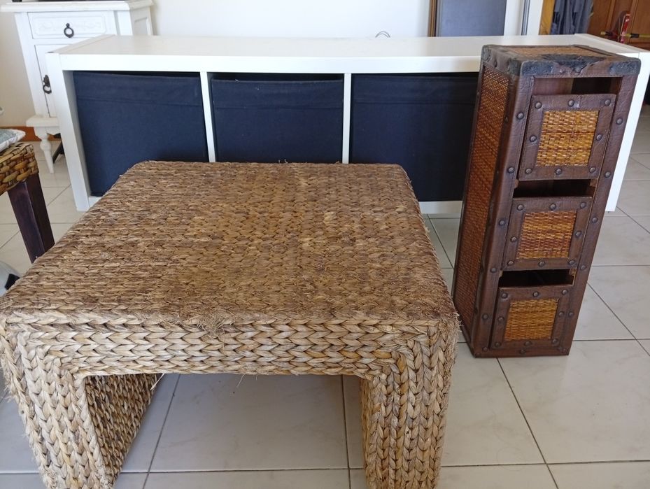 Ofereço mesa apoio e 2 móveis