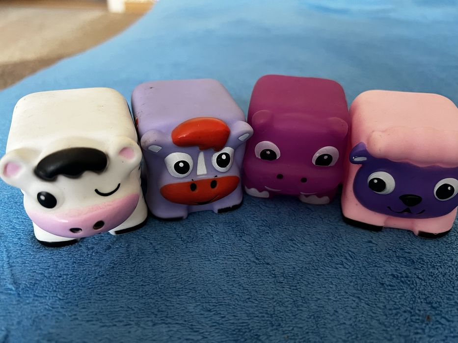 Іграшки, пірамідки, кубики