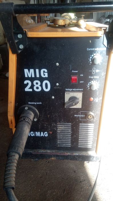 Semiautomática como nova o rolo de fio ainda é o mesmo da compra quase não foi usada