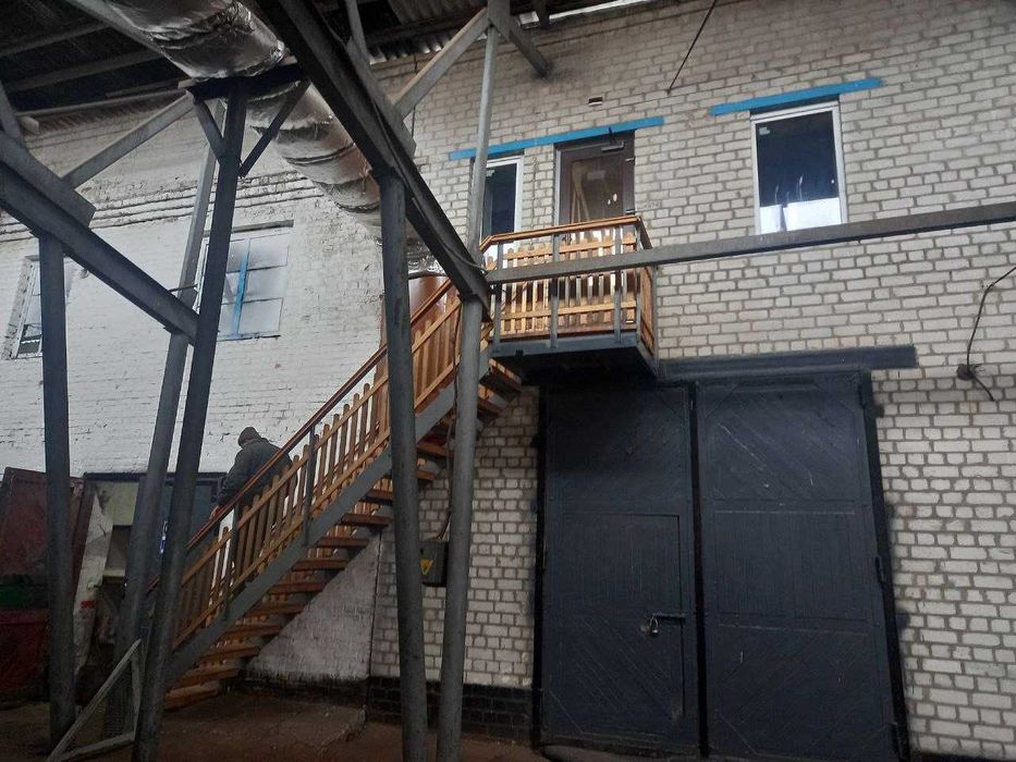 Комплекс будівель 3 061.3 м2, Мрин, вул. Центральна, 103