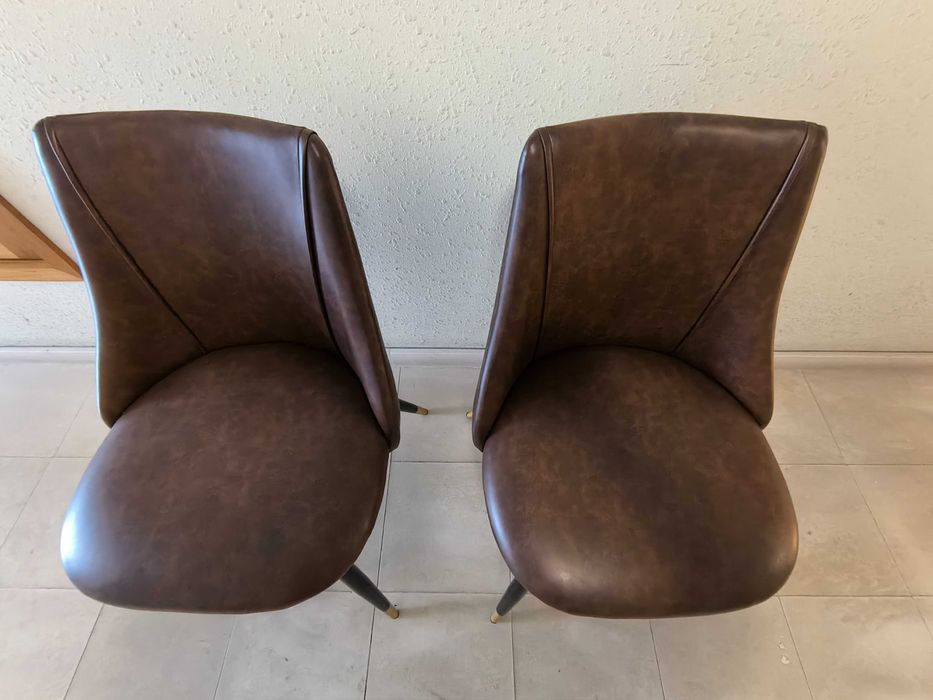 Cadeiras castanhas em pele sintética