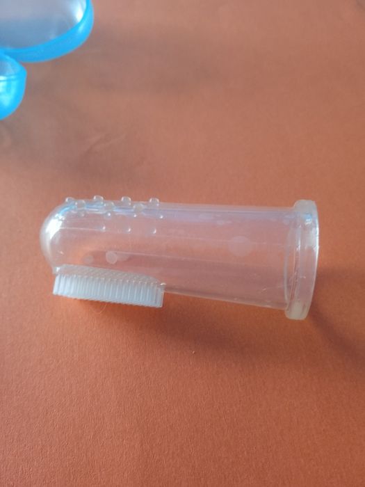 Зубна щітка на палець