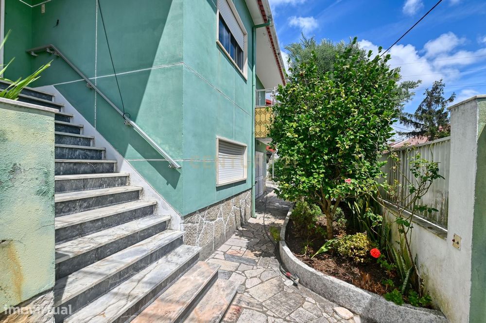 Moradia de gaveto com jardim, sotão e anexo - Porto Salvo (Oeiras)