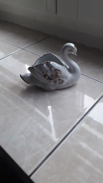 Łabądź z porcelany