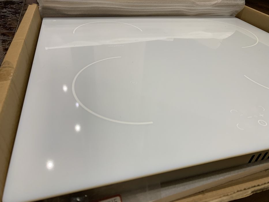 індукційна плита горенье білого кольору