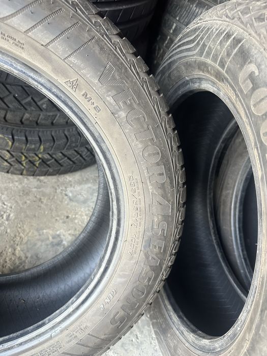 Шини 235/55 R17 GoodYear Vector 4Seasons