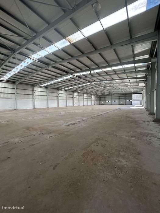 Armazém de 2500 m² para arrendar em Mindelo