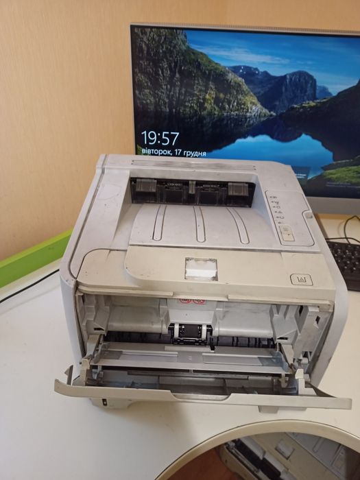 Продам принтер hp2015