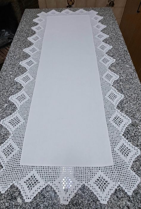 Caminho de mesa em renda e linho feito a mão NOVO
Medidas
145x57cm