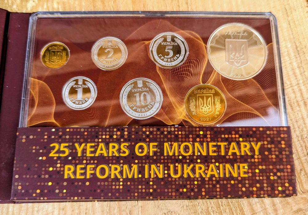 Річні набори обігових монет НБУ - 2013, 2021, 2025 років та медалі до наборів 2013 і 2008 років