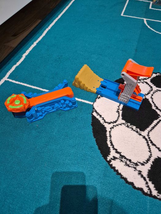 Hot wheels 2 wyrzutnie