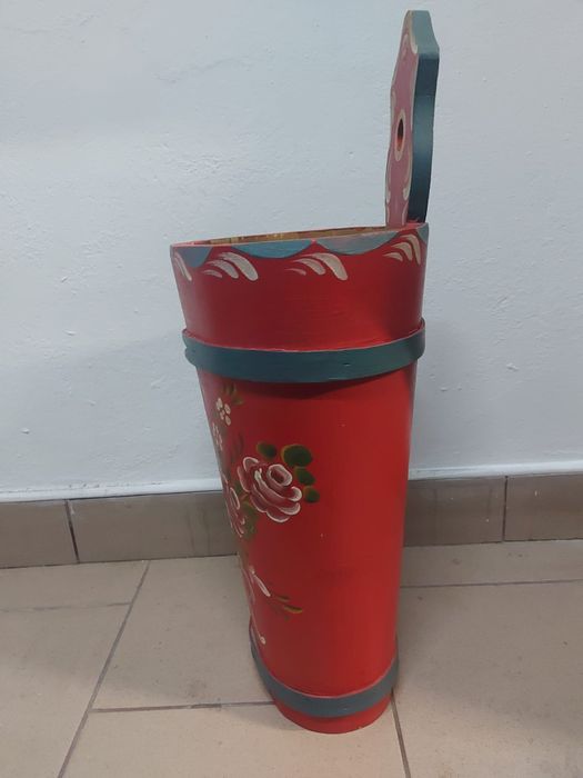 Ręcznie malowany drewniany kosz ścienny / pojemnik w stylu ludowym