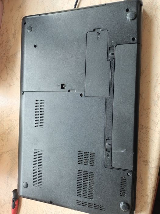 thinkpad E 530 egde   procesor i5 ram 16 giga. Bardzo szybko pracuje  Linux pl