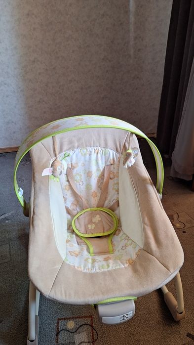 Продам музичну дитячу качельку або шезлонг