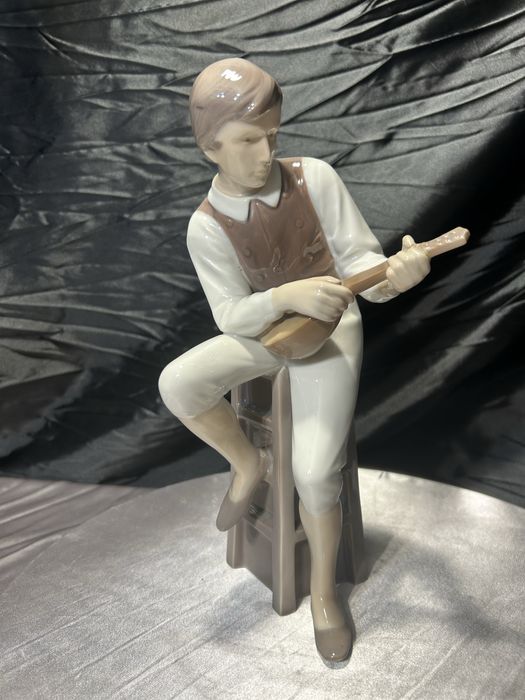 Porcelanowa figurka NAO Spain – mężczyzna grający na mandolinie