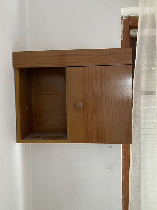 móvel de madeira pequeno