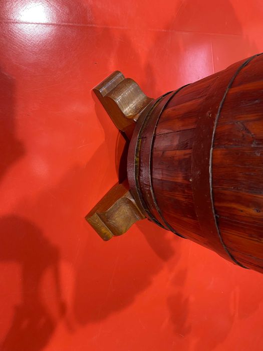 Mesa de bar feita a partir de um barril de carvalho muito antigo
