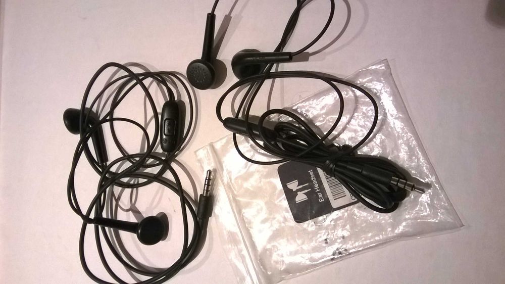 Auriculares LG com mic e botão p/ telemóvel ou PC